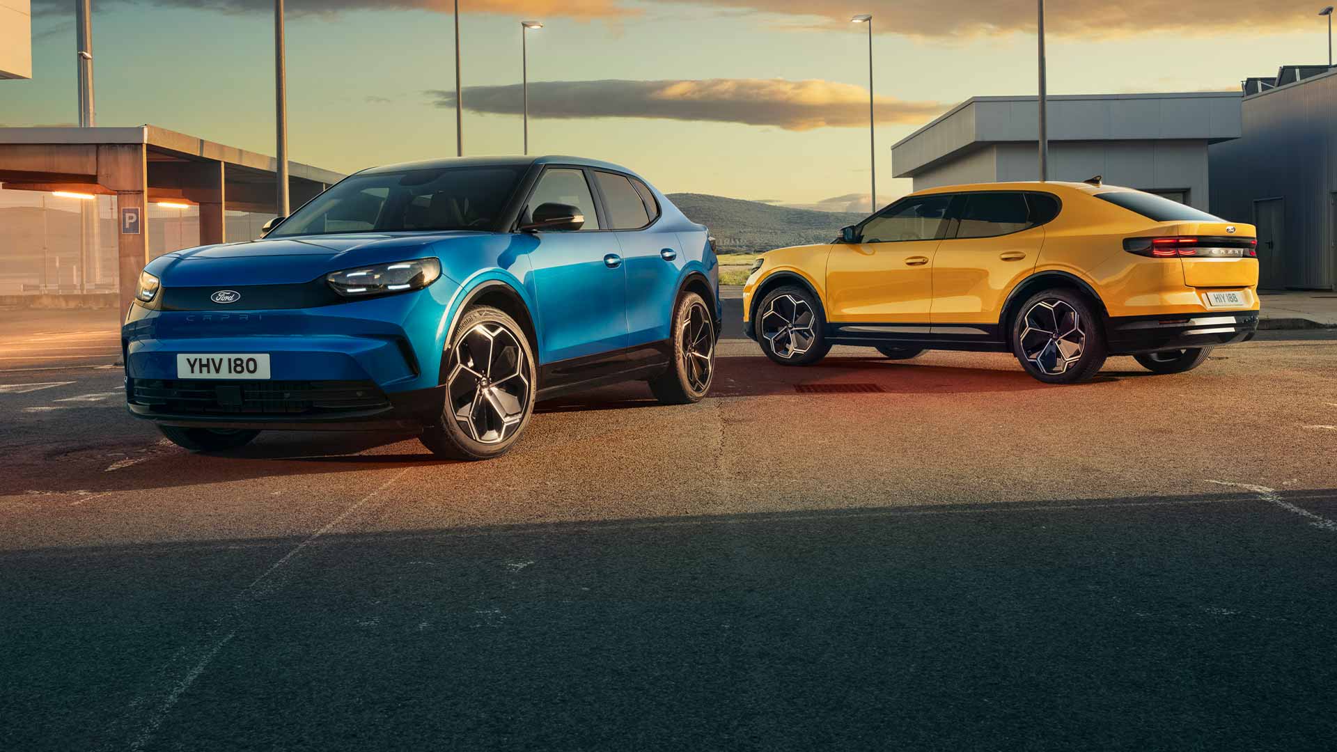 Sininen ja keltainen sähköinen Ford Capri® pysäköityinä yhdessä kadulle.