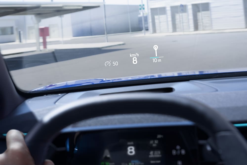 Lähikuva sähköisen Ford Caprin® HUD-näytöstä, jossa näkyy tärkeitä ajotietoja.