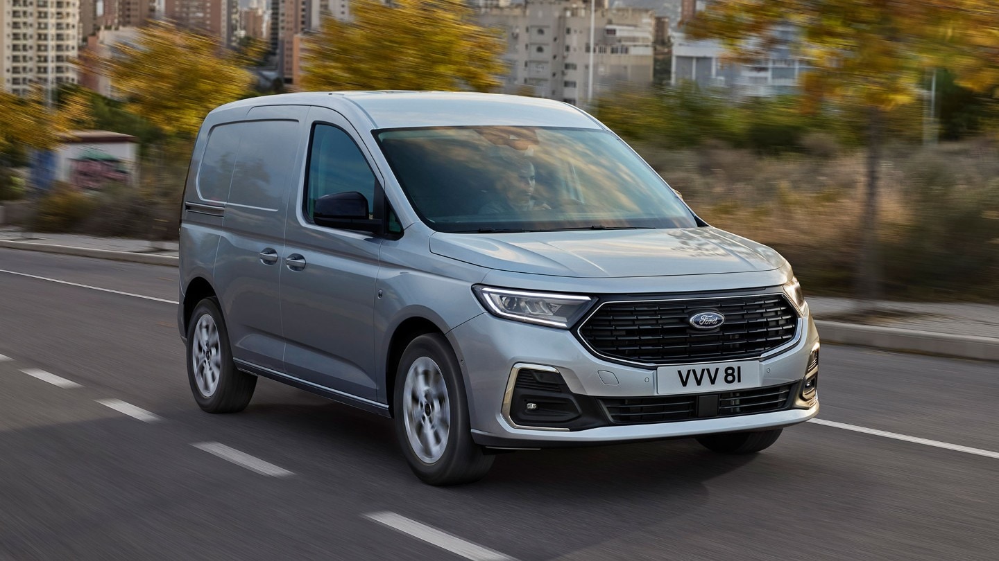 Täysin uusi Stardust Silver -värinen Ford Transit Connect Limited, jossa on kromiset ulkokehykset ja automaattiset ajovalot. 