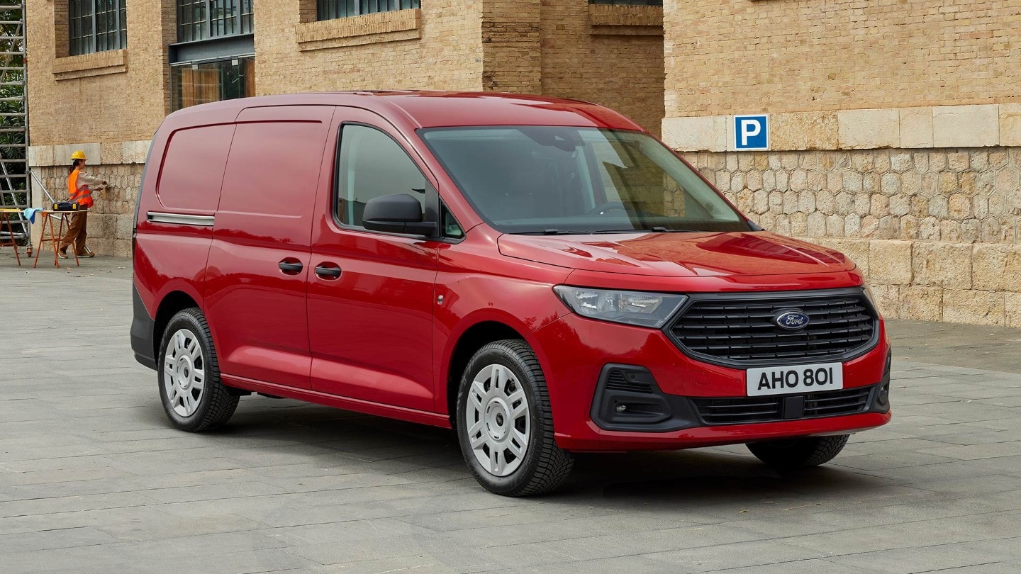 Täysin uusi Maple Red -värinen Ford Transit Connect, jossa näkyy etusäleikkö ja automaattiset ajovalot. 